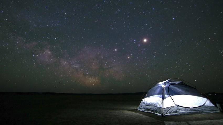 https://cdn.idntimes.com/content-images/post/20170801/ilustrasi-camping-berkemah-8fe4ed5a244226ef6e2950bb1c366b9d.jpg
