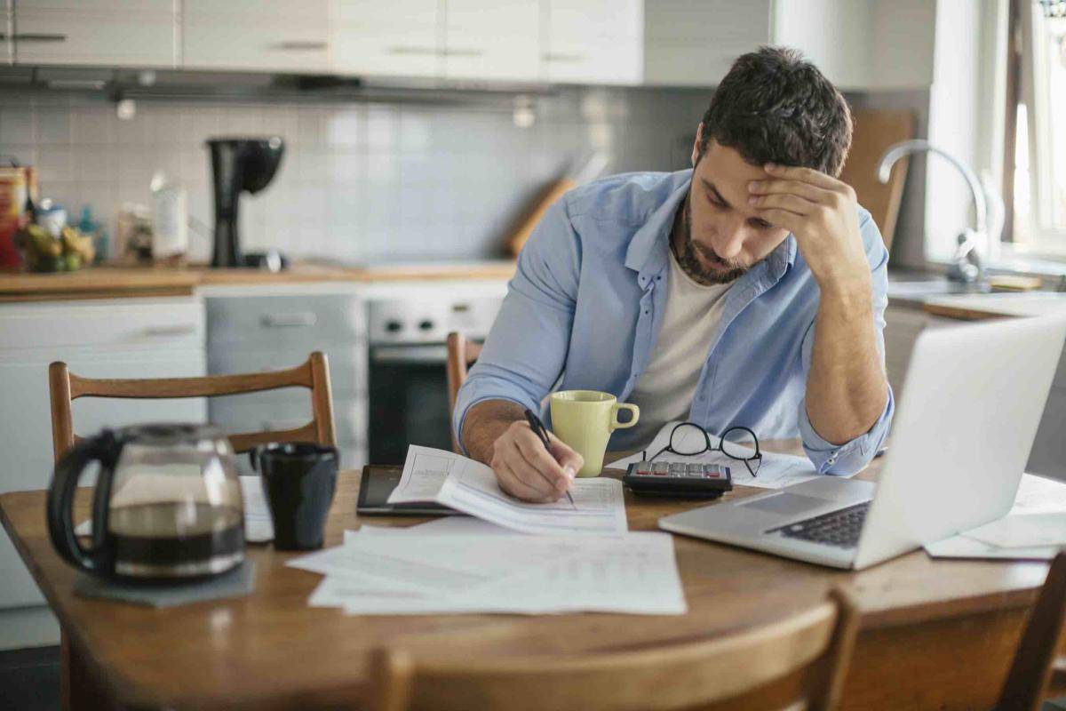 https://cdn.idntimes.com/content-images/post/20170706/istock-man-at-desk-sml-20354acb11b9cd502693d50455b42138.jpg
