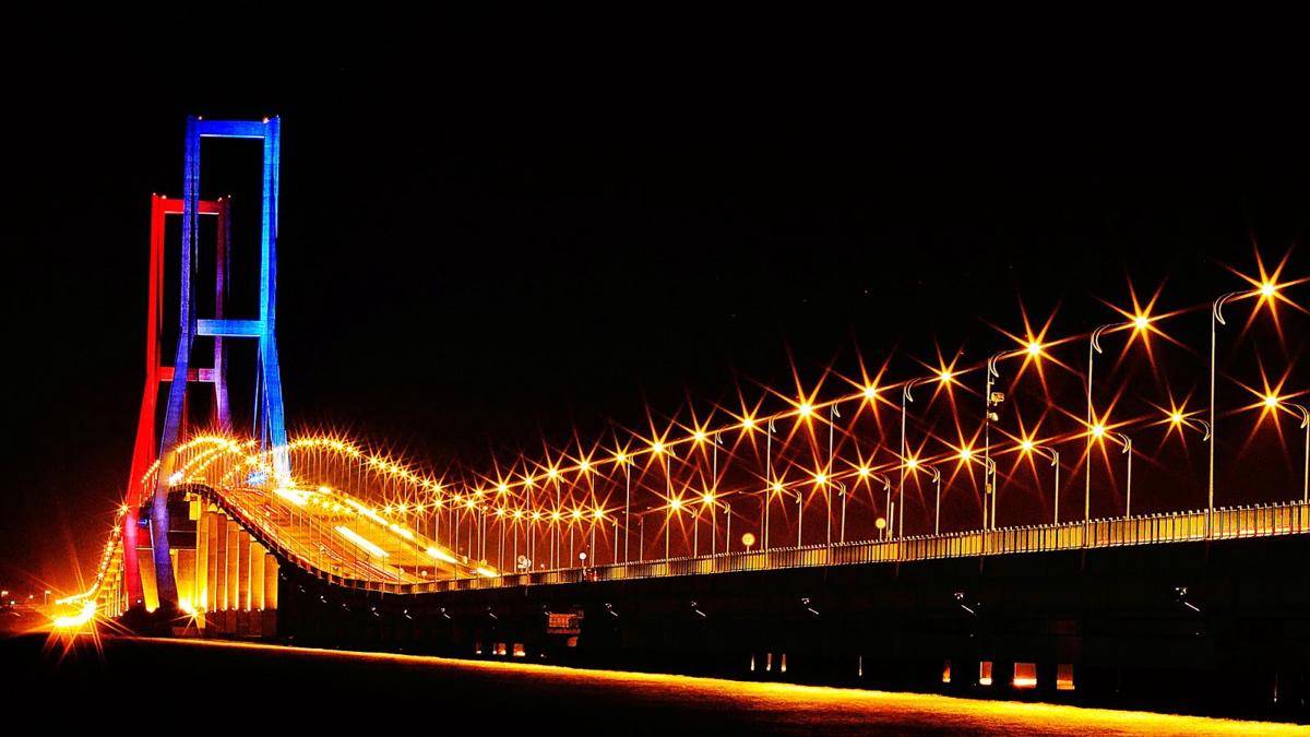 https://cdn.idntimes.com/content-images/post/20170529/jembatan-suramadu1-08e51902f5d332d795e771c2c9f3d3f0.jpg
