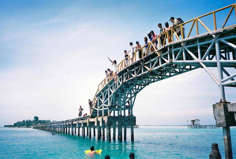https://cdn.idntimes.com/content-images/post/20170809/jump-tidung-island-78aa08830b49096c6627c638735af0a9.jpg