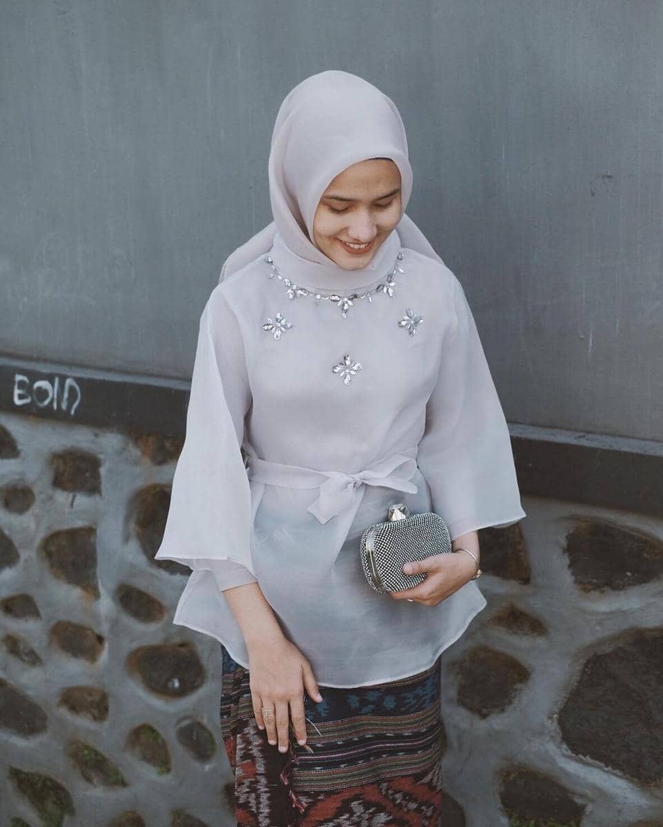 https://cdn.idntimes.com/content-images/post/20170621/kerudung-organza-388426721a5944e81820f53a3194c8f1.jpg