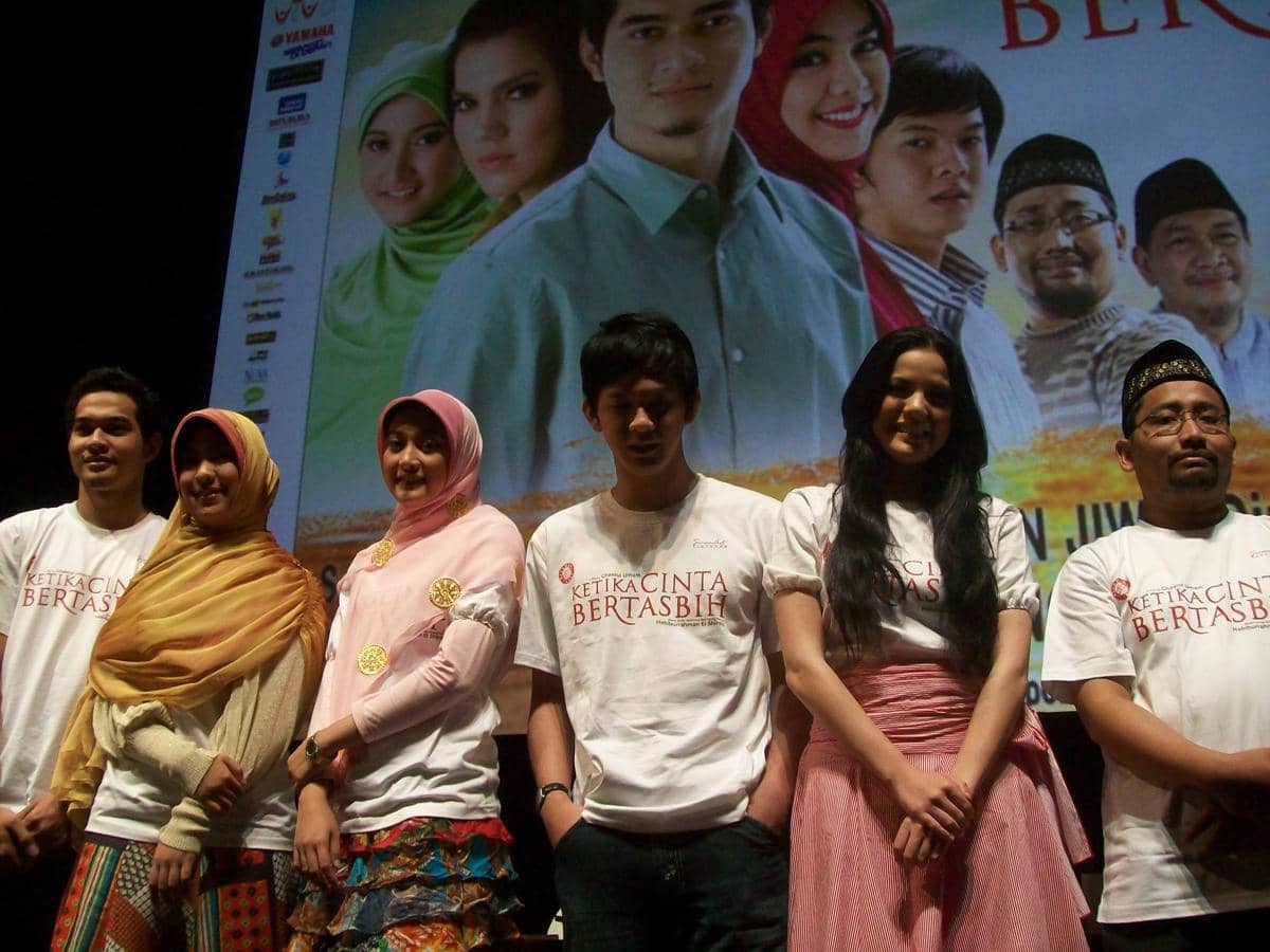 https://cdn.idntimes.com/content-images/post/20170613/ketika-cinta-bertasbih-d429e2aac096a9e2ef0f86f4a6cc9d51.jpg
