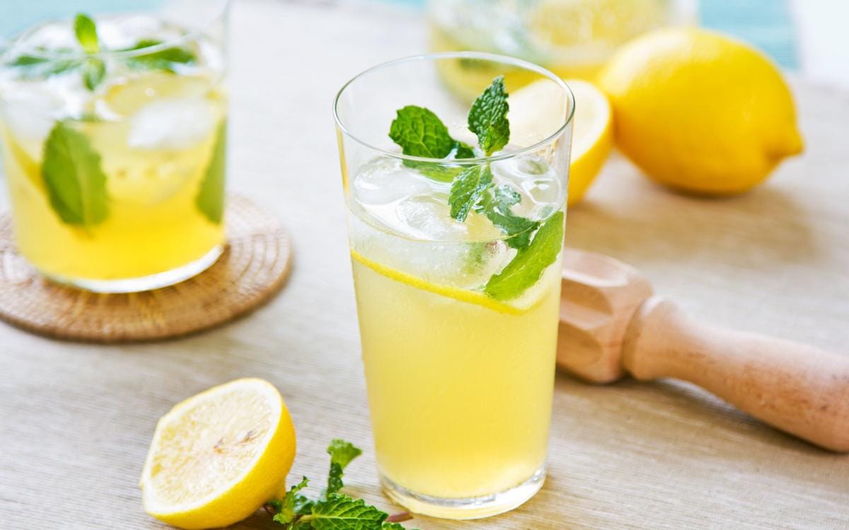 https://cdn.idntimes.com/content-images/post/20170605/lemon-juice-lemonade-mint-drink-glass-mojito-ice-background-2d64d148e116374804f8314ccb4f4336.jpg