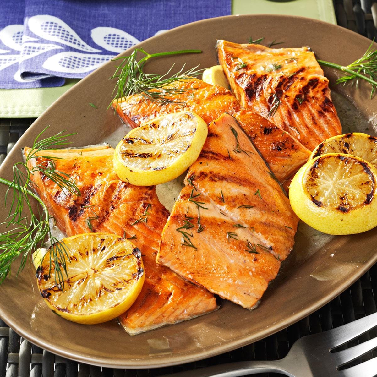 https://cdn.idntimes.com/content-images/post/20170605/lemony-grilled-salmon-fillets-with-dill-sauce-exps44397-th2379797a11-29-5bc-rms-48d104652301c33e07530da222e596b8.jpg