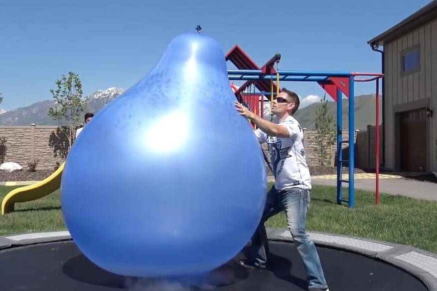 https://cdn.idntimes.com/content-images/post/20170620/man-fills-6-foot-balloons-with-liquid-nitrogen-f9ae76897920621fbea1f447bf32839b.jpg