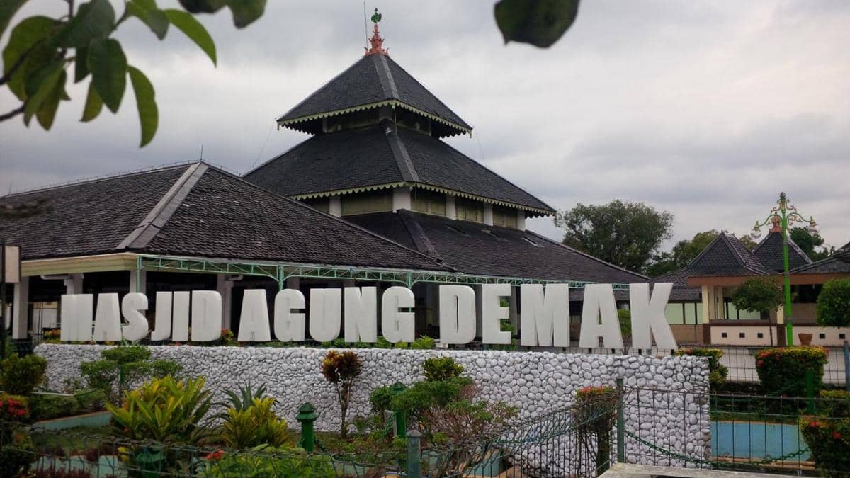 https://cdn.idntimes.com/content-images/post/20170603/masjid-agung-badb0d732754621b54838efd92d06849.jpg