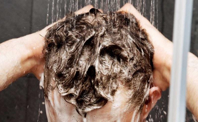 https://cdn.idntimes.com/content-images/post/20170518/men-washing-his-hair-7e7034d7310c16171264926ec96c536e.jpg
