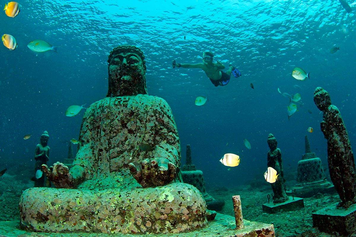 https://cdn.idntimes.com/content-images/post/20170710/menakjubkanya-pesona-candi-bawah-laut-pemuteran-bali-7636eea74df7078b9f7854b2812c6fd2.jpg
