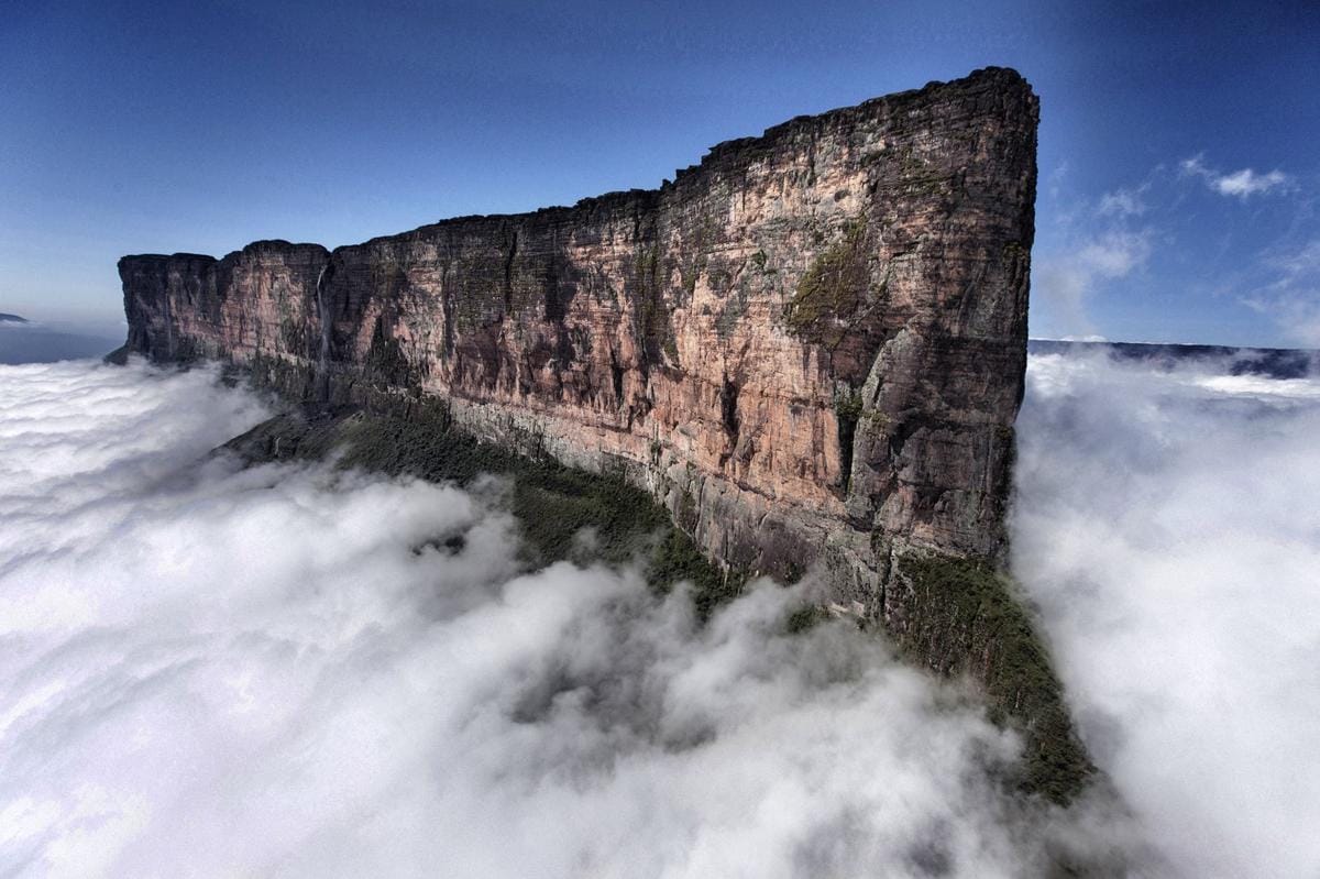 https://cdn.idntimes.com/content-images/post/20170731/mount-roraima-venezuela-cliff-e6bf09e52eef783d26320075d6c60fa3.jpg