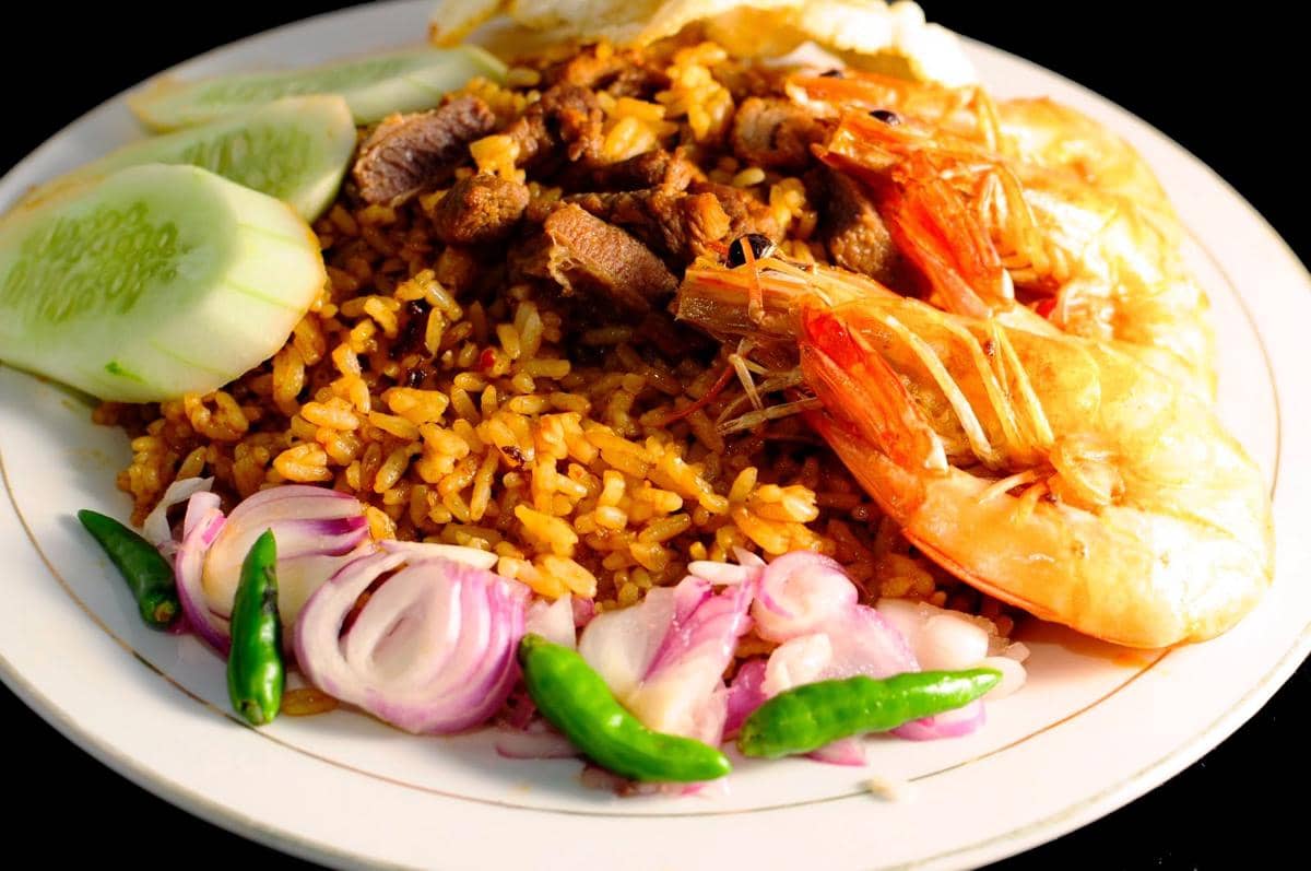 https://cdn.idntimes.com/content-images/post/20170724/nasi-goreng-bringharjo-dedf068a016212ca188913ba4fefaae9.jpg