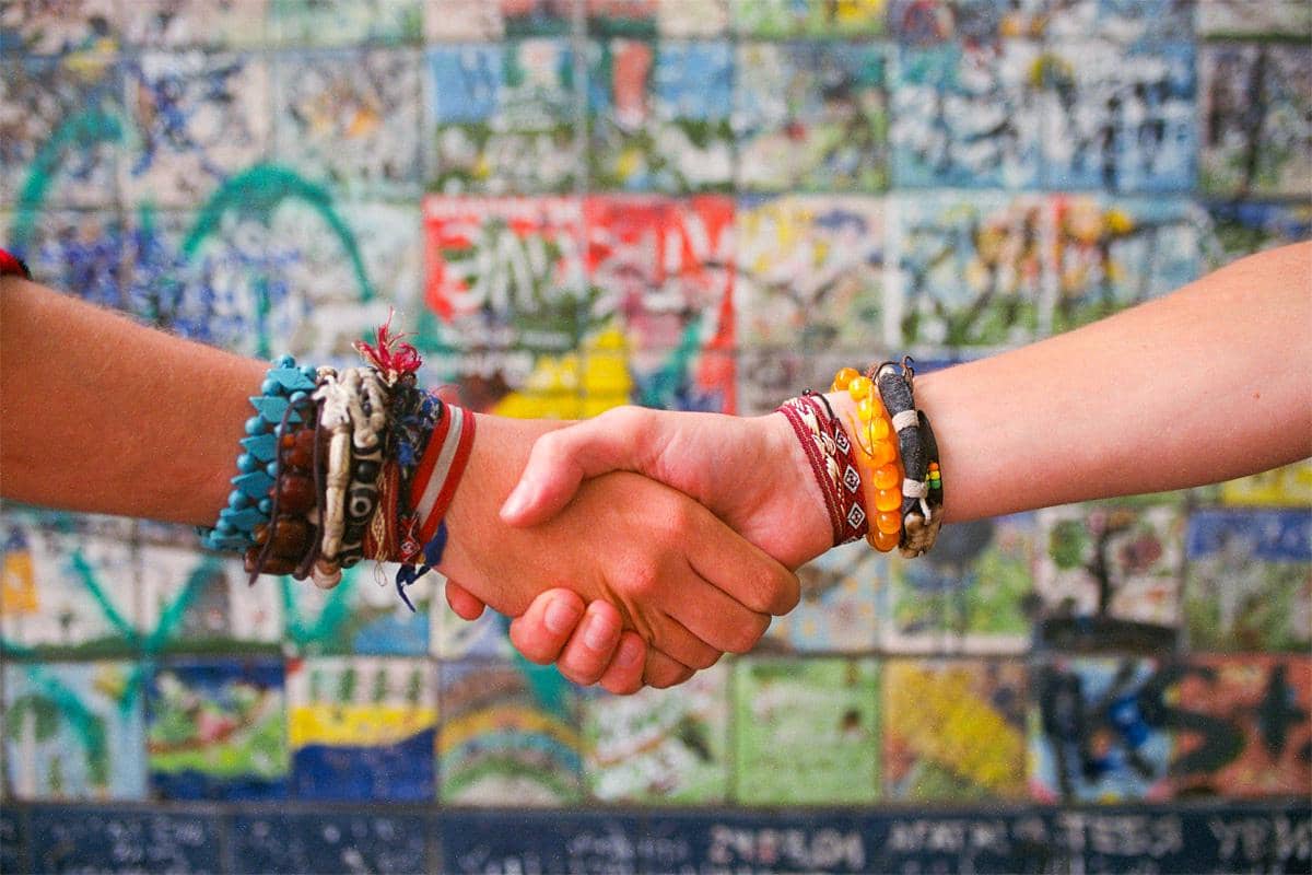 https://cdn.idntimes.com/content-images/post/20170720/ob-a41314-paix-amitie-poignee-de-mains-8598-ce28484967e9c549266b108ae8520f7e.jpg