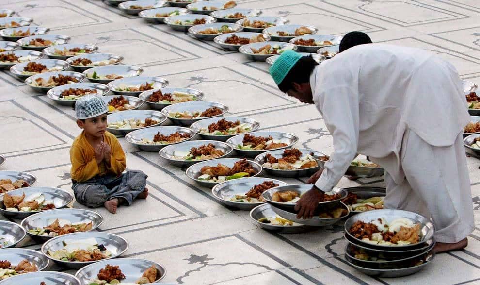 https://cdn.idntimes.com/content-images/post/20170622/pakistani-muslim-prepares-food-for-iftar-ramadan-2009-islamic-quotes-about-the-month-of-ramadan-001-3fa42e16788a7d1ff9e14bdc570618f4.jpg