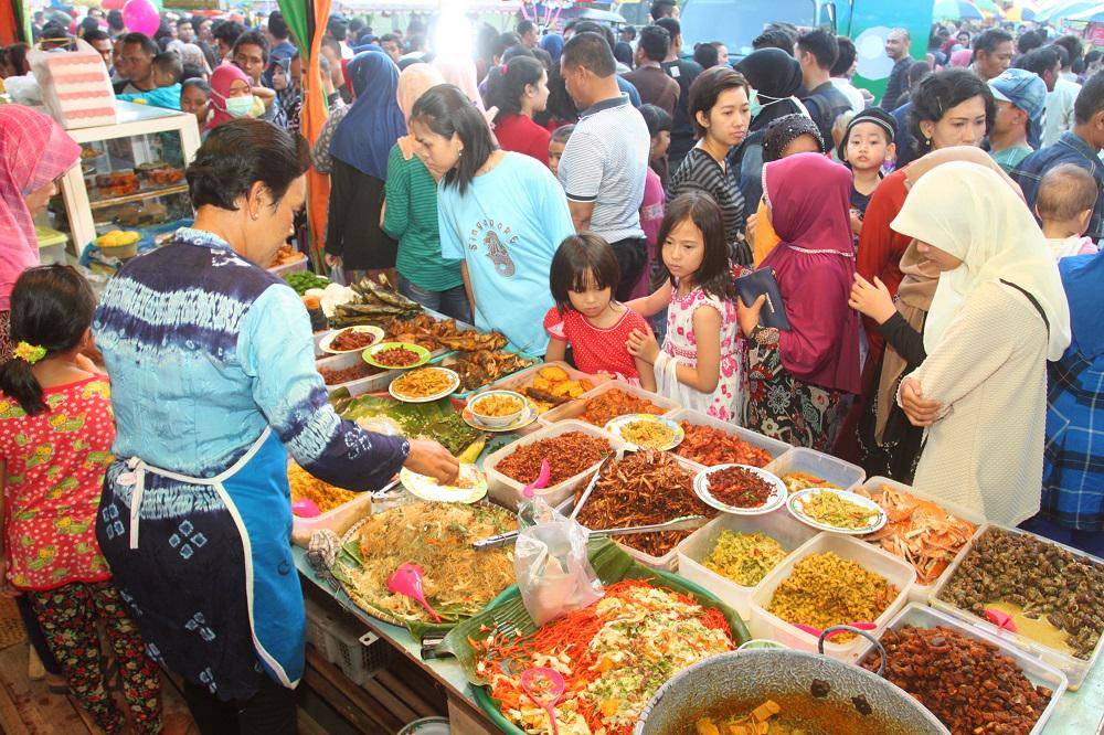 https://cdn.idntimes.com/content-images/post/20170531/pasar-ramadan-banjarmasin-180615-hmh-1-fa20272284bfa2364eababdc7b394aff.jpg