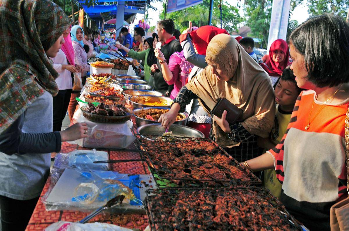 https://cdn.idntimes.com/content-images/post/20170616/pasar-ramadan-pekanbaru-180615-fba-1-247837c02e4cb9a0acd931a6ffe2cdf3.jpg