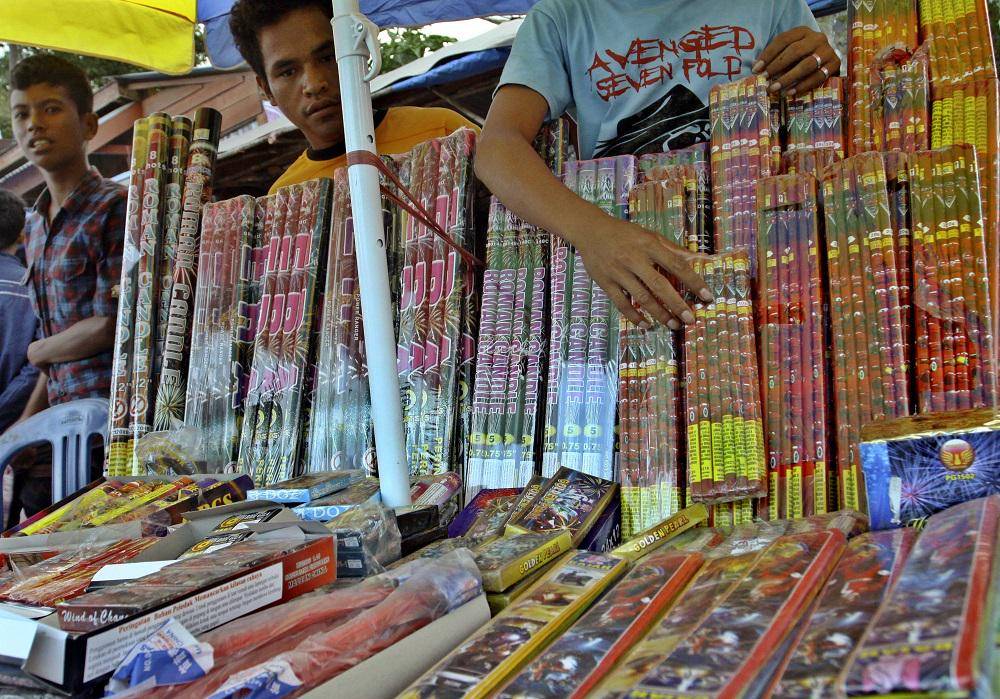 https://cdn.idntimes.com/content-images/post/20170531/pedagang-petasan-ramadhan-290614-ea-e72c5f86f5a2a3b926006bb1814cd832.jpg