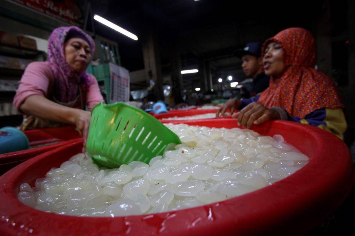 https://cdn.idntimes.com/content-images/post/20170602/penjualan-kolang-kaling-meningkat-020714-nov-a867bb9d35c6667e2d6eafef7d5228e0.jpg