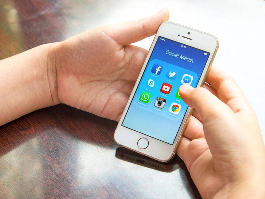 https://cdn.idntimes.com/content-images/post/20170703/phone-social-media-269948c8bd11de0df9af36d3ad5b1f08.jpg