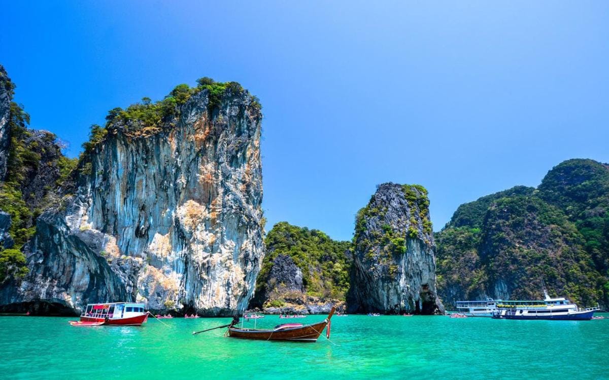 https://cdn.idntimes.com/content-images/post/20170811/phuket-travelguide-overview-xlarge-3c6da68b631026e4fa9a45c0cb4a2a8a.jpg