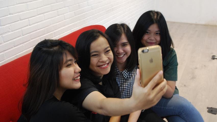https://cdn.idntimes.com/content-images/post/20170613/pose-selfie-1-e64512a251be11f7da87ea332190250a.JPG
