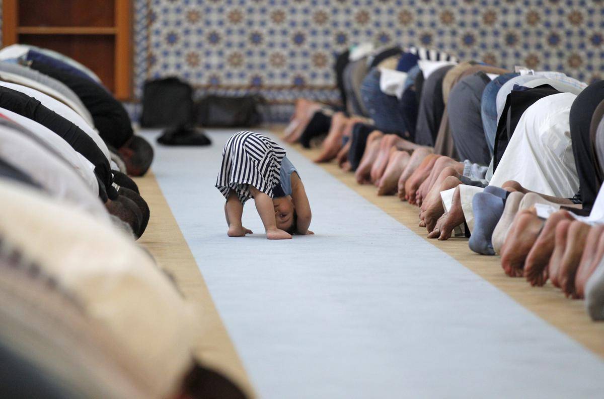 https://cdn.idntimes.com/content-images/post/20170610/prayer-for-muslims-in-ramadan-4-1109a59701e85426465263fc91253ee6.jpg