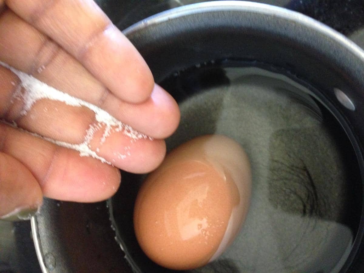 https://cdn.idntimes.com/content-images/post/20170517/prevent-egg-from-cracking-with-salt-fcbcf285ab965fe8d6aa86bdce8cd26a.jpg