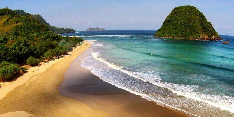 https://cdn.idntimes.com/content-images/post/20170706/pulau-kecil-ini-menjadi-ciri-khas-pantai-pulau-merah-1-7dad4f8c5585e8a19615d207d7c161b8.jpg