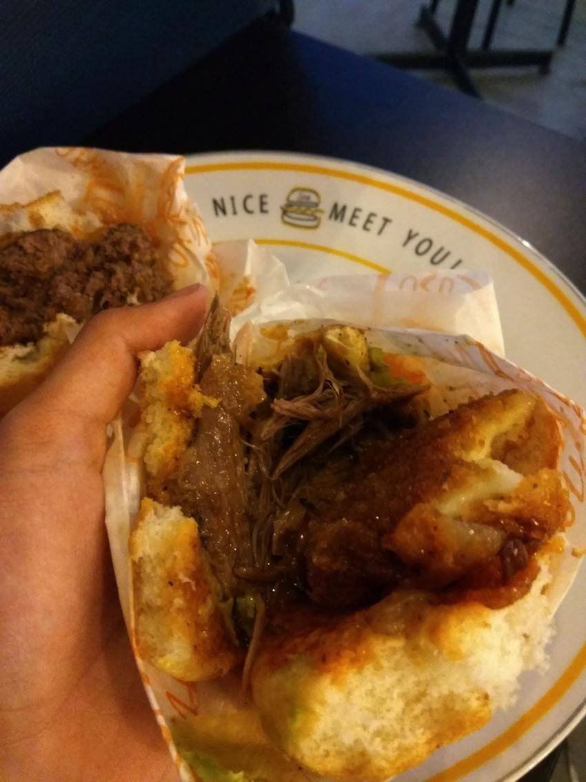 https://cdn.idntimes.com/content-images/post/20170728/pulled-duck-burger-stu-burger-2112cc828e9a74c487d6d8819bb93a91.jpg