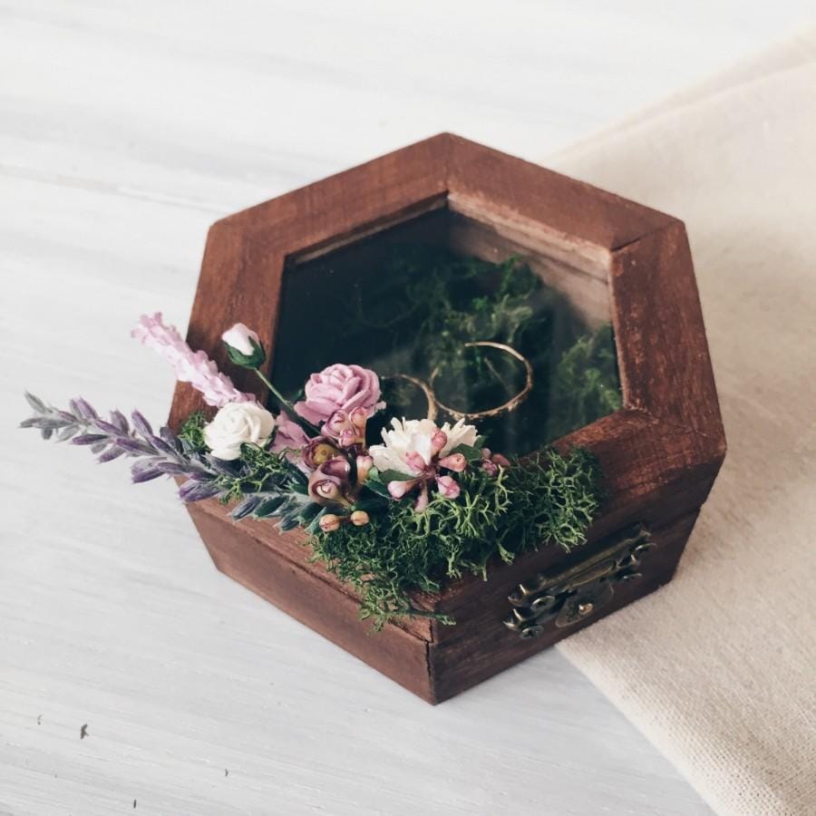 https://cdn.idntimes.com/content-images/post/20170711/ring-holder-with-moss-and-lavender-ring-bearer-box-wedding-ring-box-rustic-ring-box-wedding-ring-holder-wedding-decor-woodland-wedding-31c93a66c033f601b1f27c219349641c.jpg
