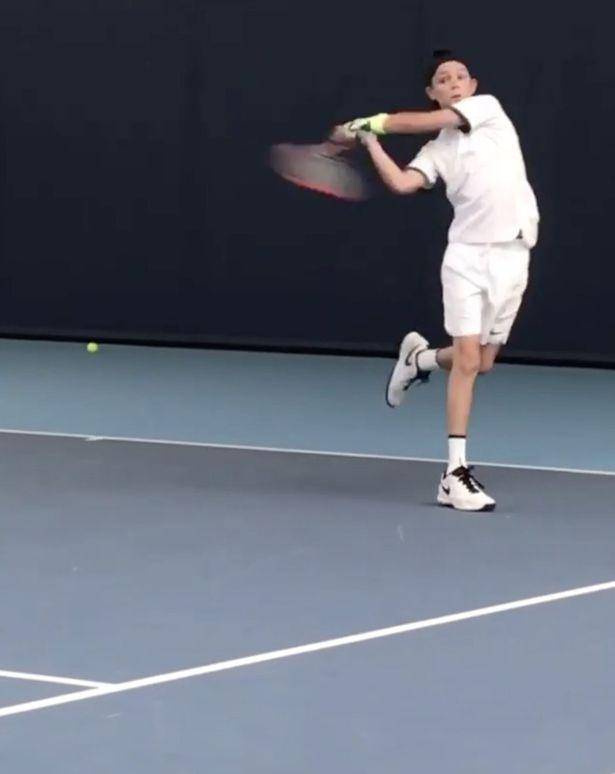 https://cdn.idntimes.com/content-images/post/20170710/romeo-beckham-trainsplays-tennis-with-grigor-dimitrov-a5bc668418493e559f488ca597619b08.jpg