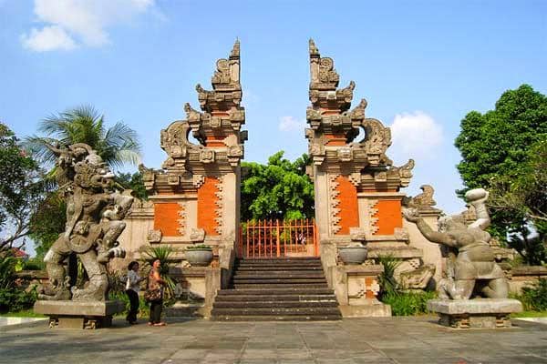 https://cdn.idntimes.com/content-images/post/20170816/rumah-adat-bali-5024f5f93624fd7ae9a04ff165352d6d.jpg