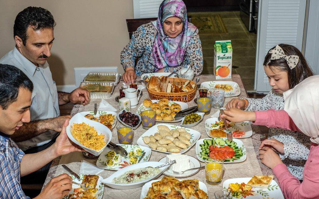 https://cdn.idntimes.com/content-images/post/20170619/sarapan-zps5zg1hba9-c90da75bf7f40bc776c1a661455e6862.jpg