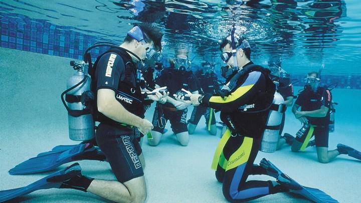 https://cdn.idntimes.com/content-images/post/20170720/scubadiveinstructor-f37d316a0989690465217c6a6ca265ba.jpg