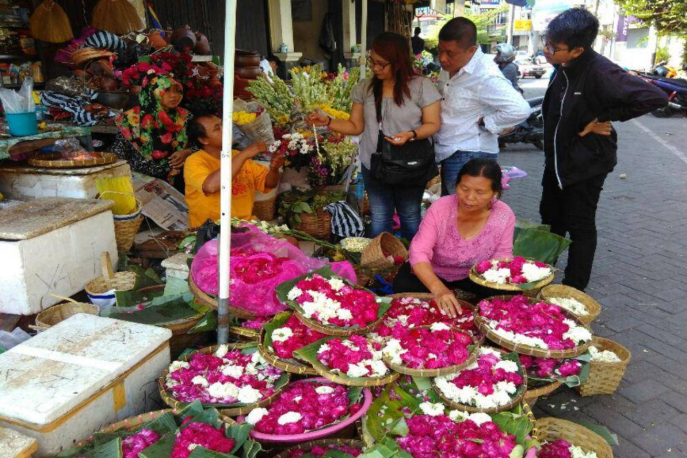 https://cdn.idntimes.com/content-images/post/20170531/semakin-dekat-ramadan-bunga-tabur-laris-buat-sadranan-1705235-21cb1aa61dc9e76d290621c03a54f926.jpg