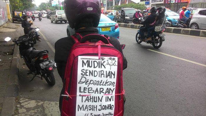 https://cdn.idntimes.com/content-images/post/20170622/seorang-pemotor-pasang-tulisan-unik-di-tas-ranselnya-20170621-151335-766cca16d6ca6075d16be6e4c6c7eb82.jpg