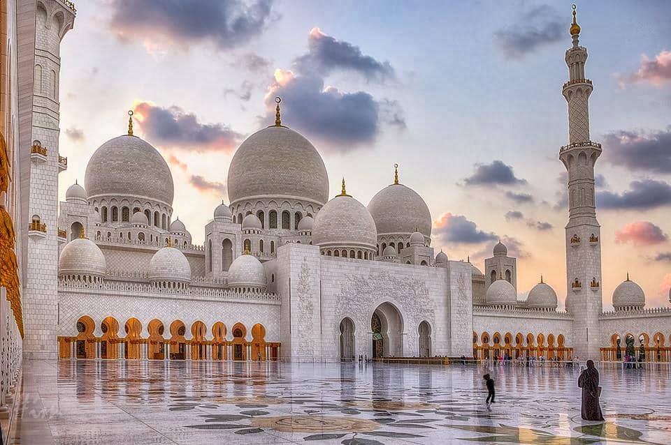 https://cdn.idntimes.com/content-images/post/20170622/sheikh-zayed-mosque-in-abu-dhabi-by-hashim-ali-almatroushi-30015819853fa240d7d23eca8452d9e5.jpg