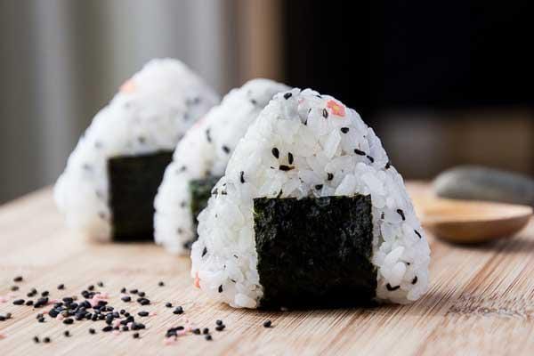 https://cdn.idntimes.com/content-images/post/20170728/simple-onigiri-rice-ball-snack-13-7148874bafe16e4384b448a6cc852ee2.jpg