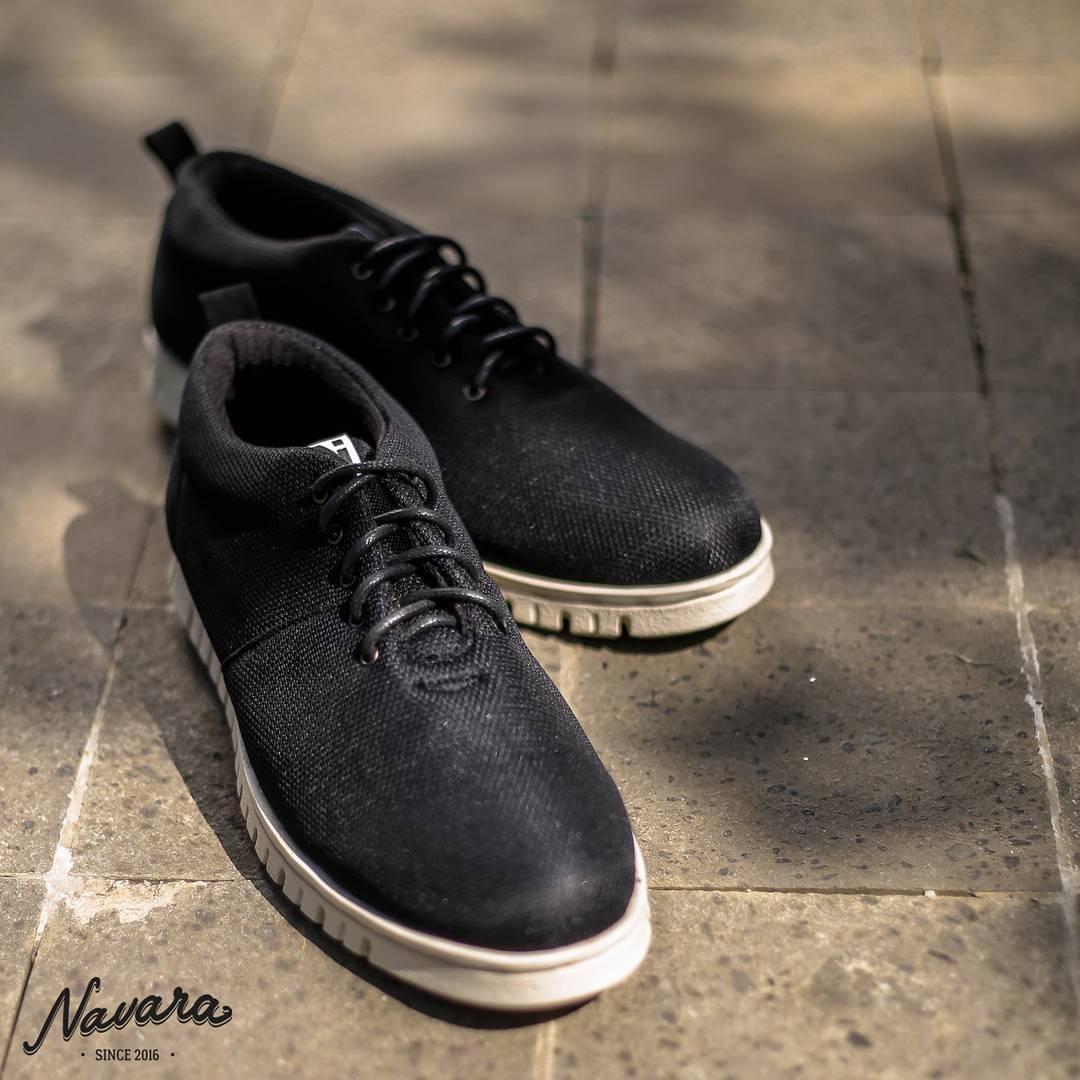 https://cdn.idntimes.com/content-images/post/20170822/sneaker-hitam-5-navara-c8ab07f41220d15b5b4d94bbef4dcd4e.jpg