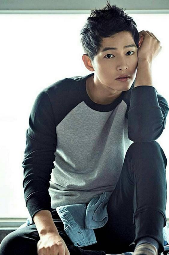 https://cdn.idntimes.com/content-images/post/20170705/song-joong-ki-8-4e8c12cfbf53540c9babe87bd80f1162.jpg