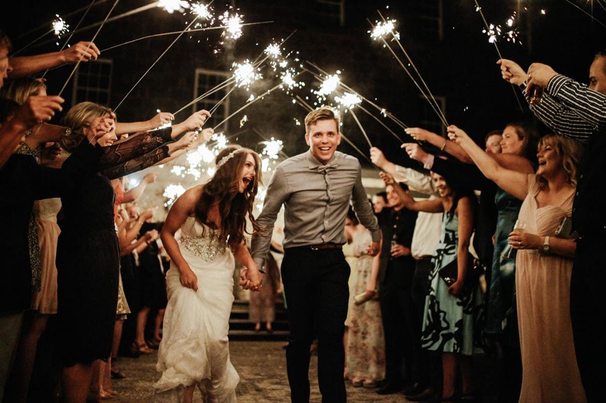 https://cdn.idntimes.com/content-images/post/20170613/sparkler-exit-wedding-457c0f1e2f732fe7bc36b935de82ba6a.jpg