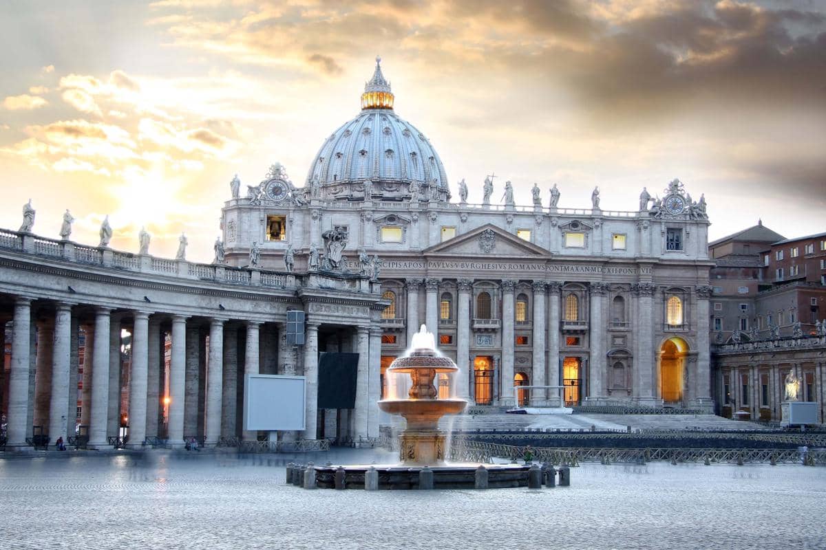 https://cdn.idntimes.com/content-images/post/20170717/st-peters-basilica-8c2ed0f3c5991f626f9d37df82f2f69d.jpg