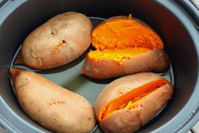 https://cdn.idntimes.com/content-images/post/20170801/sweet-potato-in-rice-cooker-63fb98-75e030b4068d33cfcacd49256c7168a6.jpg