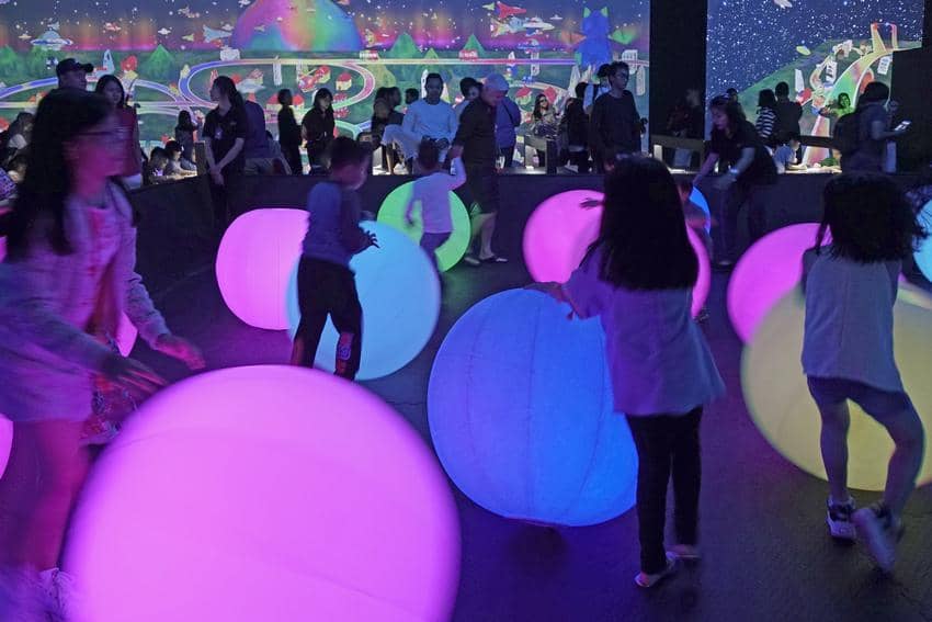 https://cdn.idntimes.com/content-images/post/20170606/teamlab-future-park-1-2c4157fe96de895686305ce67cb0df3b.jpg