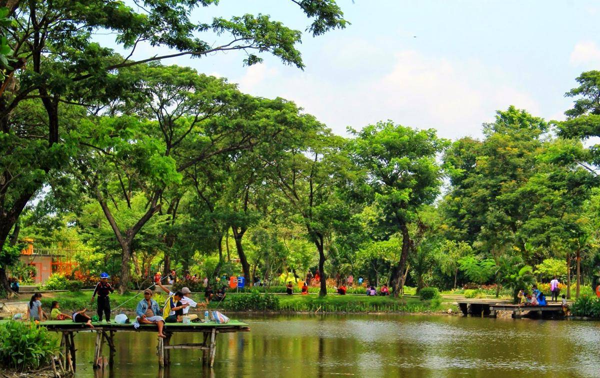 https://cdn.idntimes.com/content-images/post/20170529/tempat-wisata-alam-di-surabaya-kebun-bibit-wonorejo-16feb17efdecb77329d40a533e7bd122.jpg