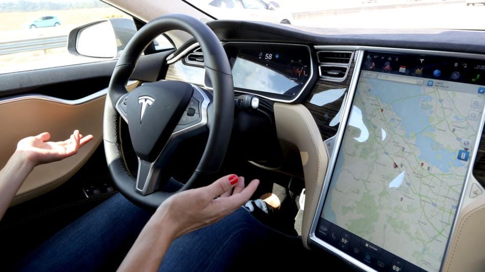 https://cdn.idntimes.com/content-images/post/20170610/tesla-autopilot-2-4e5620b4123f7d0fc488115c64b2f3e6.jpg