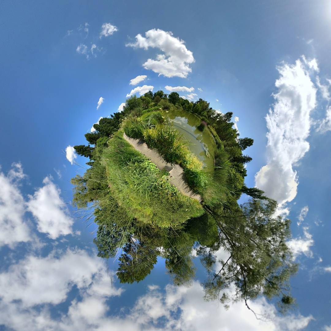 https://cdn.idntimes.com/content-images/post/20170714/tiny-planet-6-648b78ee245a7fc1fc87c5f66125ec0c.jpg