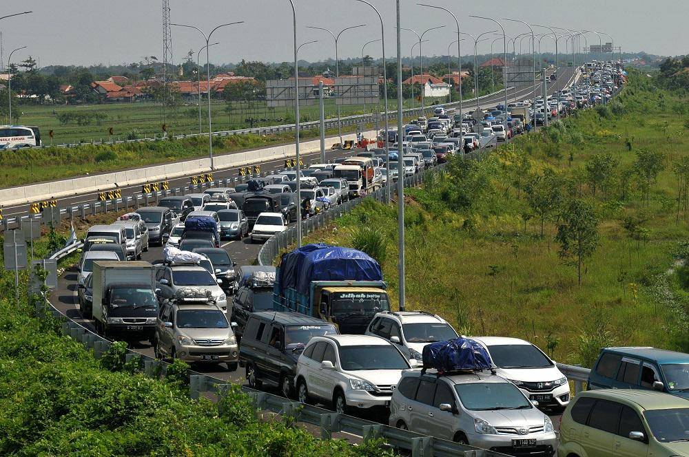 https://cdn.idntimes.com/content-images/post/20170623/tirto-antarafoto-tol-brebes-timur-macet-020716-ol-1-e8809d5249ca0d109bbdd7a702b7e9f0.JPG