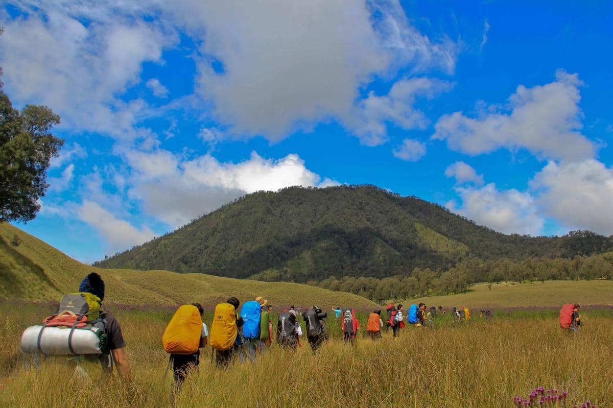 https://cdn.idntimes.com/content-images/post/20170818/trekking-semeru-34da41f92ad2b4342924752684ef3234.jpg