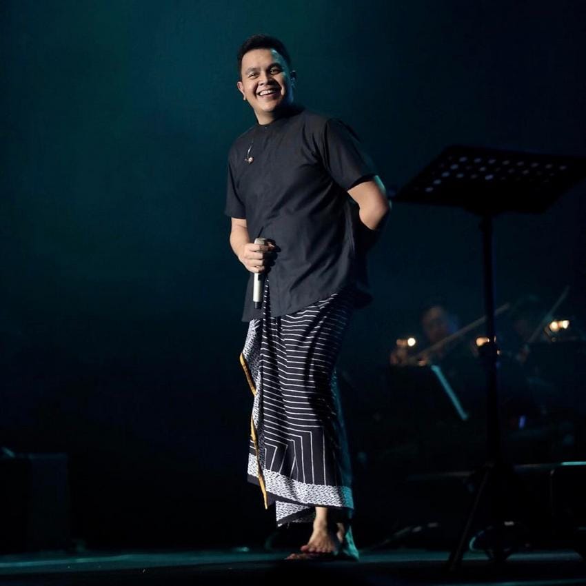 https://cdn.idntimes.com/content-images/post/20170606/tulus-90ca0d9484c3c87e42b08d2a65a72fd4.jpg