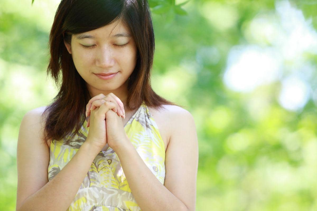 https://cdn.idntimes.com/content-images/post/20170605/woman-asian-praying-6d5e03f4e2e8d26a8b46c5e7b29f3651.jpg
