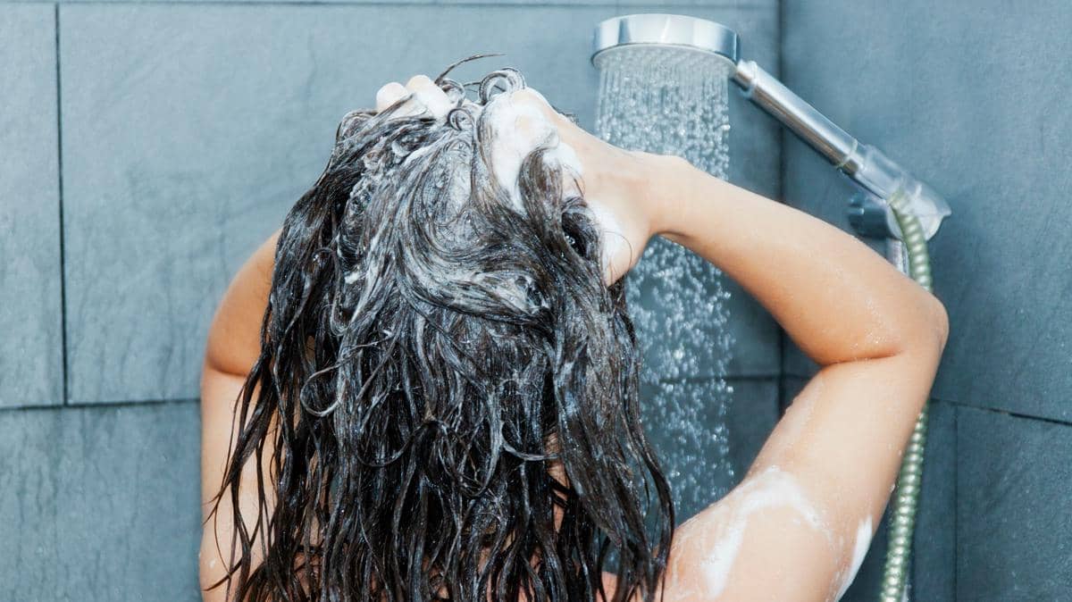 https://cdn.idntimes.com/content-images/post/20170526/woman-washing-hair-fa85ef73a88ef30274af06cfb78cd80e.jpg